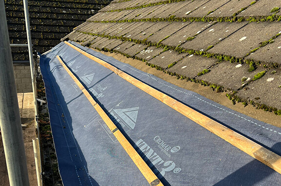 Goole Roofer replacing a roof tiles